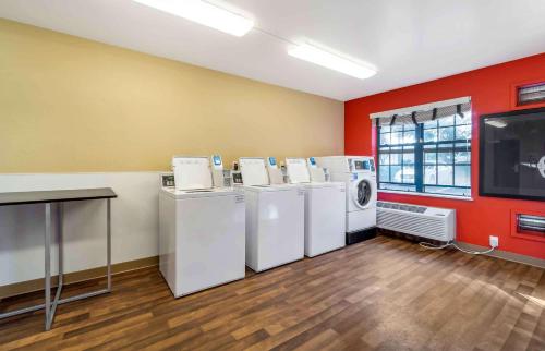 Dapur atau dapur kecil di Extended Stay America Suites - Seattle - Everett - North
