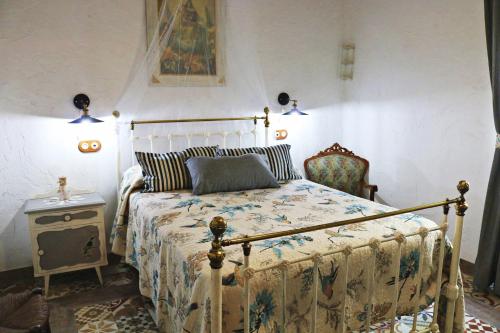 a bedroom with a bed and a side table at Alojamiento Rural Las Viñas in Torredonjimeno