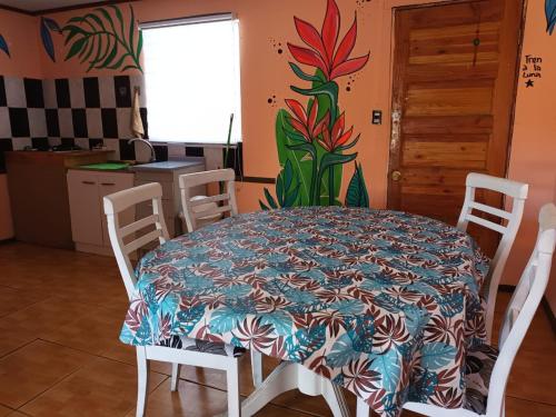 HARE KAI MOA في هانجا روا: غرفة طعام مع طاولة وكراسي ومطبخ