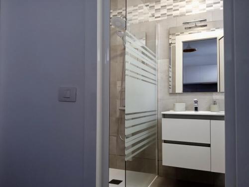 a bathroom with a shower and a sink at Apartamento Robi en Cumana II - Puerto Rico - Ap 508 in Puerto Rico de Gran Canaria