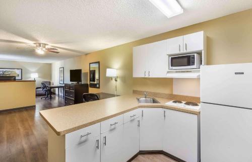 eine Küche mit weißen Schränken und einem weißen Kühlschrank in der Unterkunft Extended Stay America Suites - Seattle - Lynnwood in Lynnwood