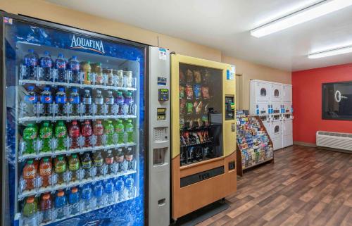 Eine Soda-Maschine in einem Laden voller Sodaflaschen in der Unterkunft Extended Stay America Suites - Colorado Springs - West in Colorado Springs