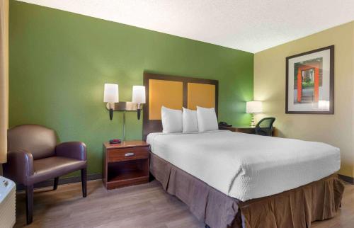 een hotelkamer met een groot bed en een stoel bij Extended Stay America Suites - Seattle - Kent in Kent