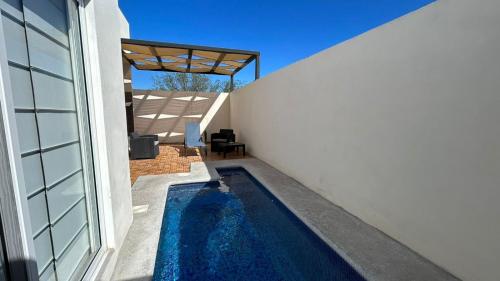 - une piscine dans l'arrière-cour d'une maison dans l'établissement Casa Relax w/Pool & Rooftop Lounge, à El Centenario