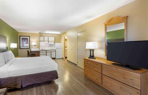 - une chambre avec un lit et une télévision à écran plat dans l'établissement Extended Stay America Select Suites - Denver - Cherry Creek, à Denver