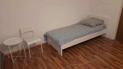 Monteur Zimmer - Göppingen في غوبينغِن: غرفة نوم بسرير وطاولة وكرسي