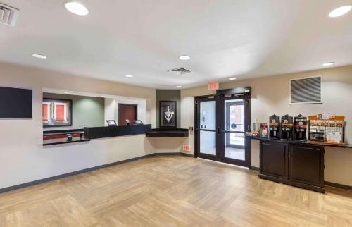 een grote kamer met een bar in een winkel bij Extended Stay America Suites - Denver - Park Meadows in Lone Tree