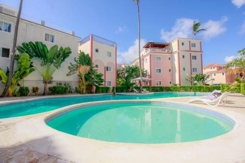 uma grande piscina em frente a um edifício em Beach Apartment em Punta Cana