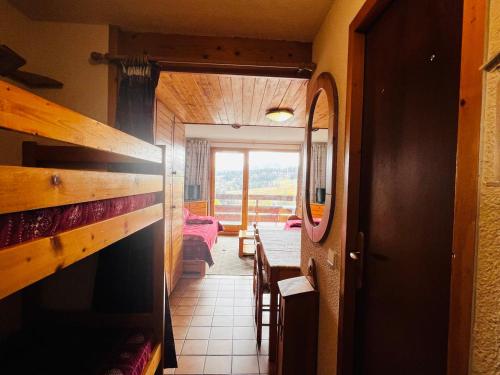 Postel nebo postele na pokoji v ubytování Les Saisies - Studio+Cabine pour 5 pers, balcon, superbe vue, casier à skis - FR-1-293-136