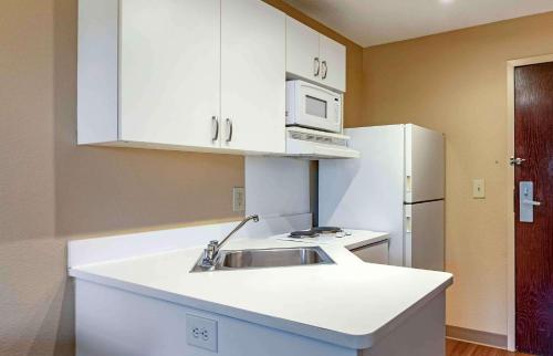 uma cozinha com um lavatório e um frigorífico branco em Extended Stay America Suites - Denver - Westminster em Westminster
