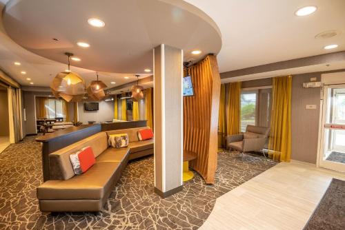 SpringHill Suites Columbus Airport Gahanna في غاهانا: غرفة معيشة مع أريكة وطاولة