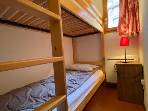 een slaapkamer met 2 stapelbedden en een lamp bij Appartement Valfréjus, 4 pièces, 8 personnes - FR-1-265-177 in Valfréjus