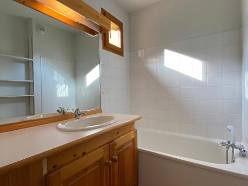 een badkamer met een wastafel en een bad bij Appartement Valfréjus, 4 pièces, 8 personnes - FR-1-265-177 in Valfréjus