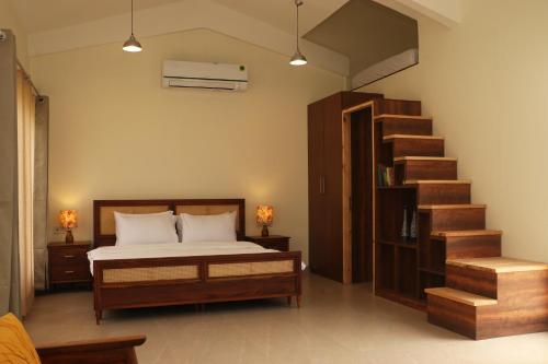 um quarto com uma cama e uma estante de livros em The Bageecha em Vrindavan