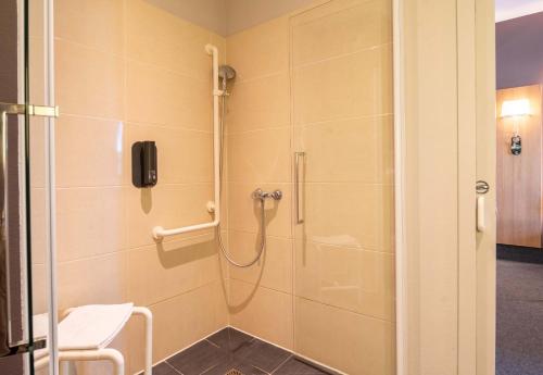 La salle de bains est pourvue d'une douche et d'un téléphone mural. dans l'établissement B&B HOTEL Limoges Centre Gare, à Limoges