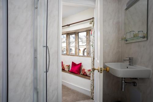 La salle de bains est pourvue d'un lavabo et d'une fenêtre. dans l'établissement Bantam Tea Rooms, à Chipping Campden