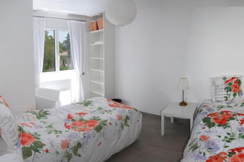 una camera con letto e finestra di Le Rouge Gorge à 12 minutes d'Eurexpo a Genas