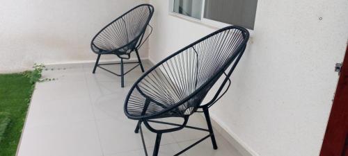 2 chaises noires assises à côté d'une fenêtre dans l'établissement Casa Elegante, Cómoda y Relax, à Santa Cruz de la Sierra