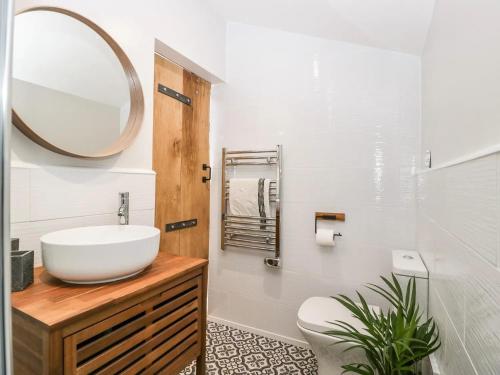 y baño con lavabo y espejo. en Finest Retreats - Hillfarrow Hideaway en Tiverton