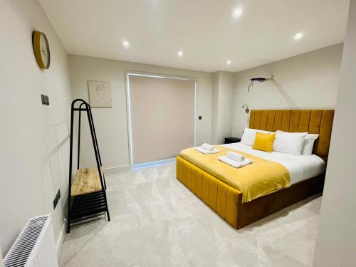 Giường trong phòng chung tại "Easy 2 Manage Royal Penthouse Luxurious Retreat in Slough"
