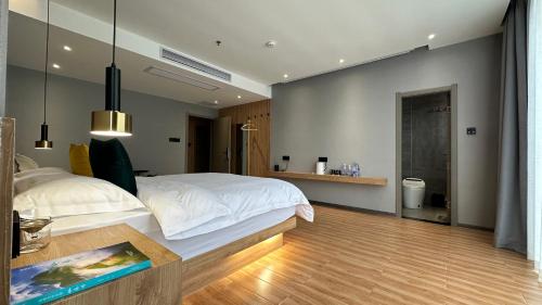 una camera con un grande letto e un tavolo di Lanshan Moon Resort a Yangshuo