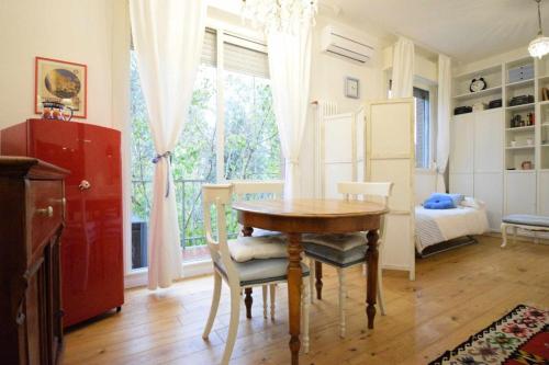 un comedor con mesa y sillas y un dormitorio en Piccolo Angolo in Città, en Castenaso