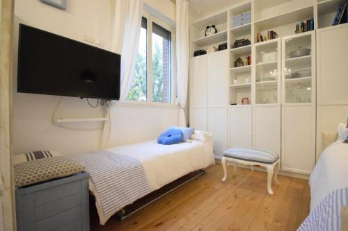 Schlafzimmer mit einem Bett und einem Flachbild-TV in der Unterkunft Piccolo Angolo in Città in Castenaso