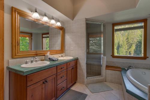 une salle de bain avec deux lavabos et une douche dans l'établissement Swiss Chalet-Palisades, 6 BR, Hot Tub, Pets Ok, Ski Shuttle!, à Olympic Valley
