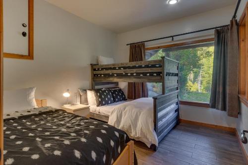 une chambre avec un lit superposé et une fenêtre dans l'établissement Swiss Chalet-Palisades, 6 BR, Hot Tub, Pets Ok, Ski Shuttle!, à Olympic Valley