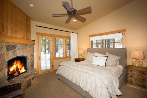 une chambre avec un lit et une cheminée dans l'établissement Truckee Treasure at Grays Crossing by Tahoe Getaways - Relaxing Home w Private Hot Tub, Dogs Welcome!, à Truckee