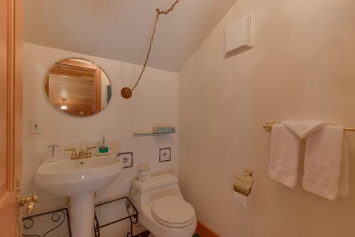 Koupelna v ubytování Creek Side- 4 Primary Suites, Hot Tub, Shuttle to Slopes, Pet Friendly
