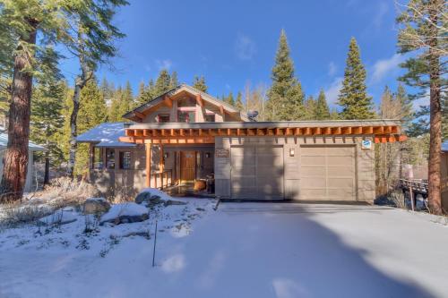 Creek Side- 4 Primary Suites, Hot Tub, Shuttle to Slopes, Pet Friendly v zimě