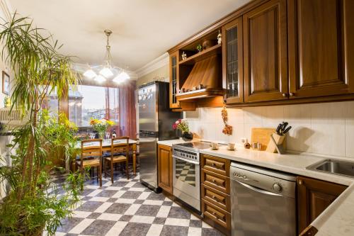 uma cozinha com armários de madeira e um piso em xadrez em Sakharov Residence, Small center em Yerevan