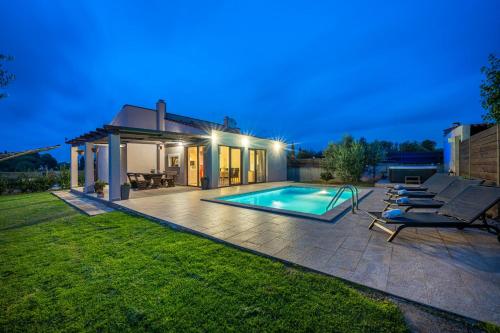 a backyard with a swimming pool and a house at Bobo Family house with pool in Vodnjan
