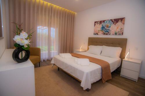 um quarto com uma cama grande e um sofá em Villa Rosa em Porto Moniz