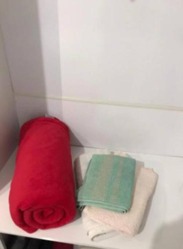 zwei Handtücher auf einem Regal im Badezimmer in der Unterkunft Quarto em Santos - Boqueirão in Santos