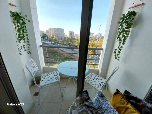 塞拉的住宿－Big Appartement with 3 bedrooms，阳台配有桌椅和窗户。