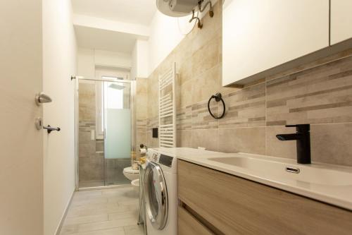 a bathroom with a sink and a toilet and a shower at Crescenzago#34, vicino Metro M2 e Ospedale San Raffaele in Milan