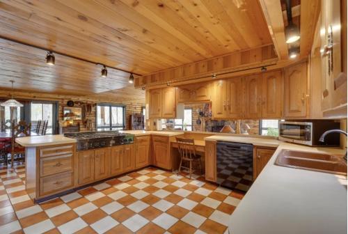 A kitchen or kitchenette at Sunshine Pines - Mountain Retreat Oasis home