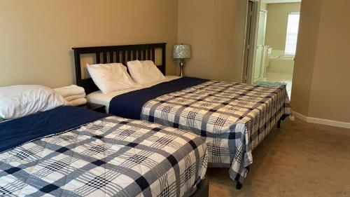 - une chambre avec 2 lits et des draps en coton dans l'établissement Super Master Bedroom2032 at Windsor Palms Resort 10 mins from Disney, à Kissimmee