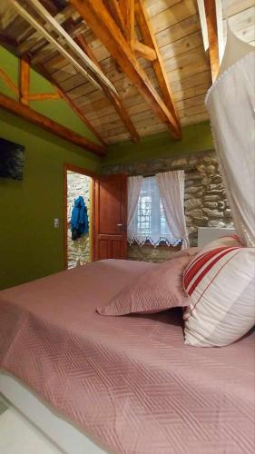 Ένα ή περισσότερα κρεβάτια σε δωμάτιο στο Meteora AURA HOMES