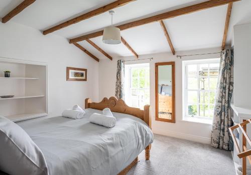 een slaapkamer met een bed en een raam bij A D Coach House Cottage in Richmond