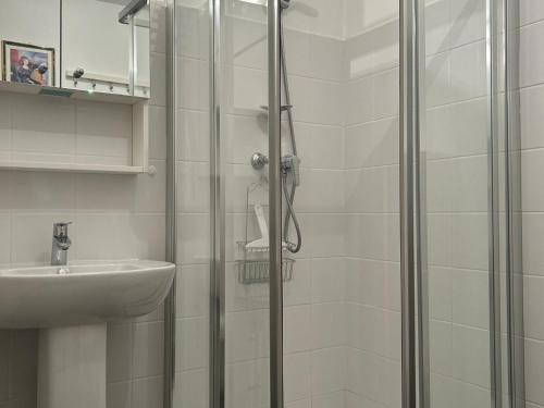 y baño con ducha y lavamanos. en Appartement Les Gets, 2 pièces, 6 personnes - FR-1-623-82, en Les Gets