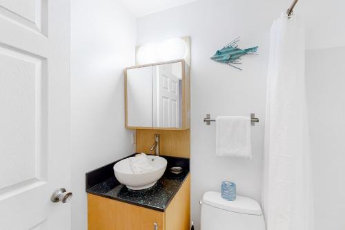 un baño con lavabo e inodoro en St Martin Beachwalk Villas 212, en Destin