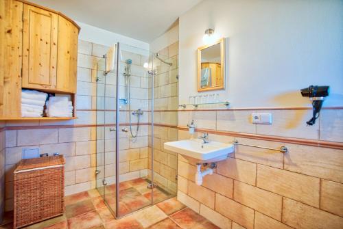 a bathroom with a sink and a shower at Apartmány nad stájemi - Jítravský Dvorec in Rynoltice