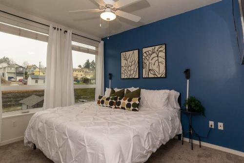 a blue bedroom with a bed and a ceiling fan at Downtown-smart Tv-king Bed-self Check-in-balcony in Tacoma