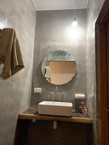 uma casa de banho com um lavatório e um espelho em Punta Cocos 
