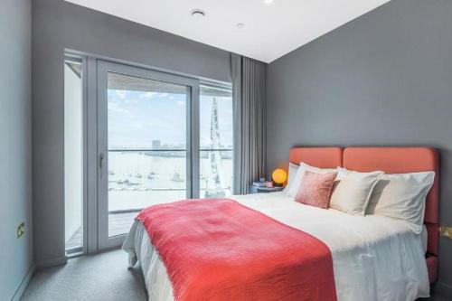 um quarto com uma cama grande e uma janela grande em ShySuite 1BED em Londres