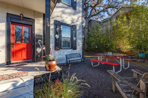 フッド・リバーにあるThe Front Porch Flat 30 Day Minimum condoの赤い扉とテーブルのある家