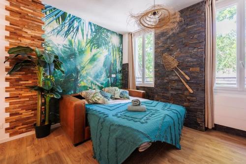 een slaapkamer met een tafel en een grote muurschildering bij Bali Dream II Hyper Centre Fontaine Moussue in Salon-de-Provence